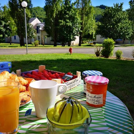 La Maison Bleue, Village Vacances, Piscine, Parking Saint-Geniez-dʼOlt Buitenkant foto